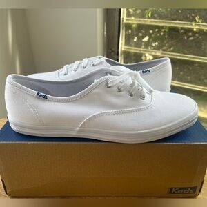 Keds White Canvas Sneakers. 8W